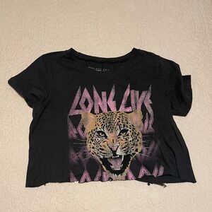 Distressed graphic band tee! Size S, slightly cropped and fits true to size.